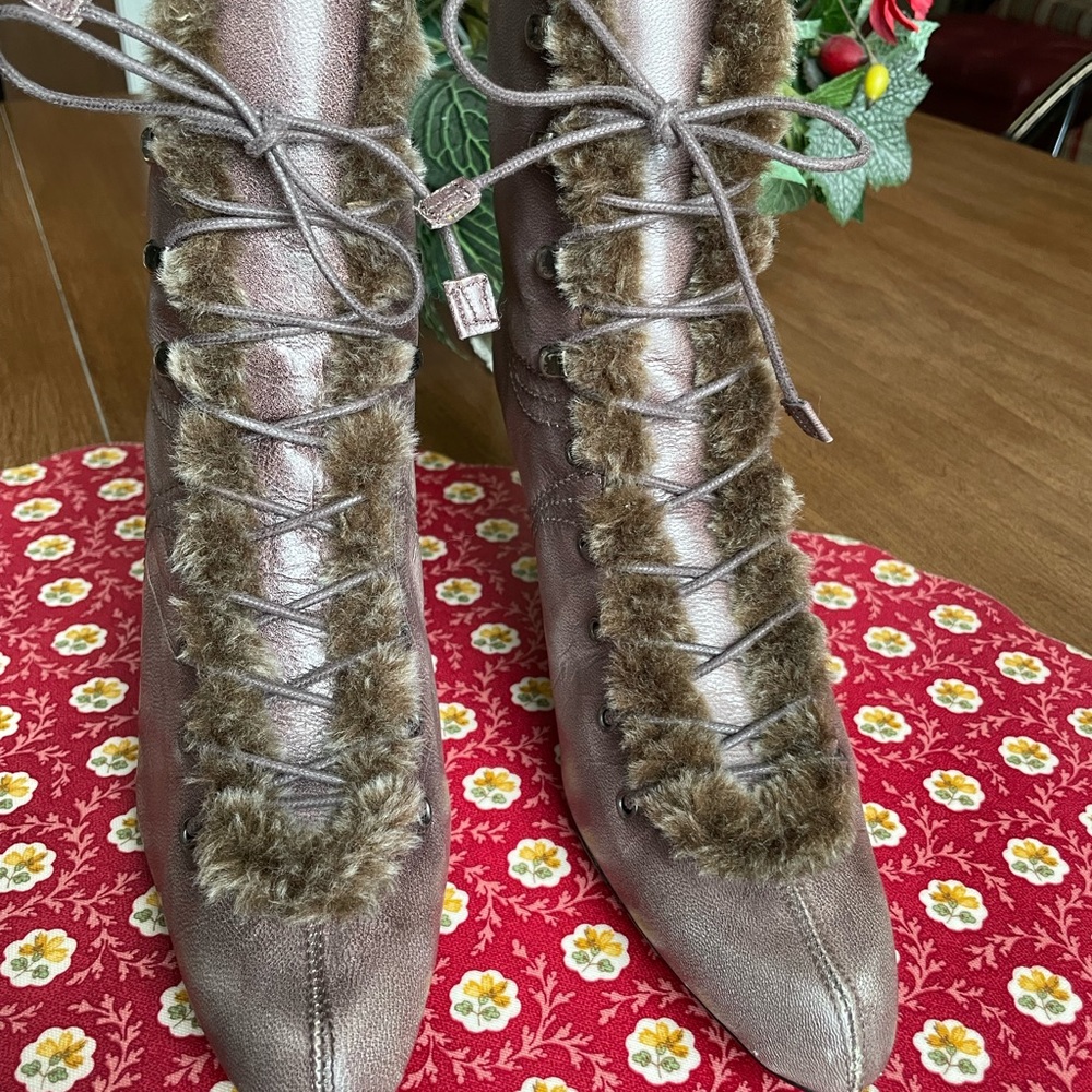 XOXO Leather Booties with Faux Fur Trim, 3” heel. Super Cute & Original. Size 6 - Picture 3 of 16